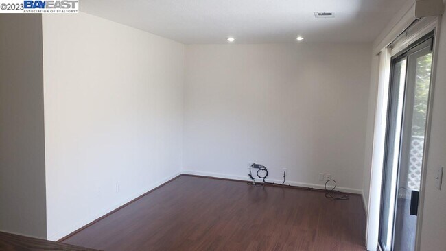 Building Photo - 709 Tamarack Dr