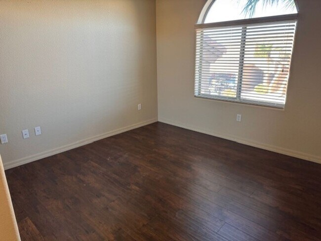 Building Photo - Condo in Gated Community!