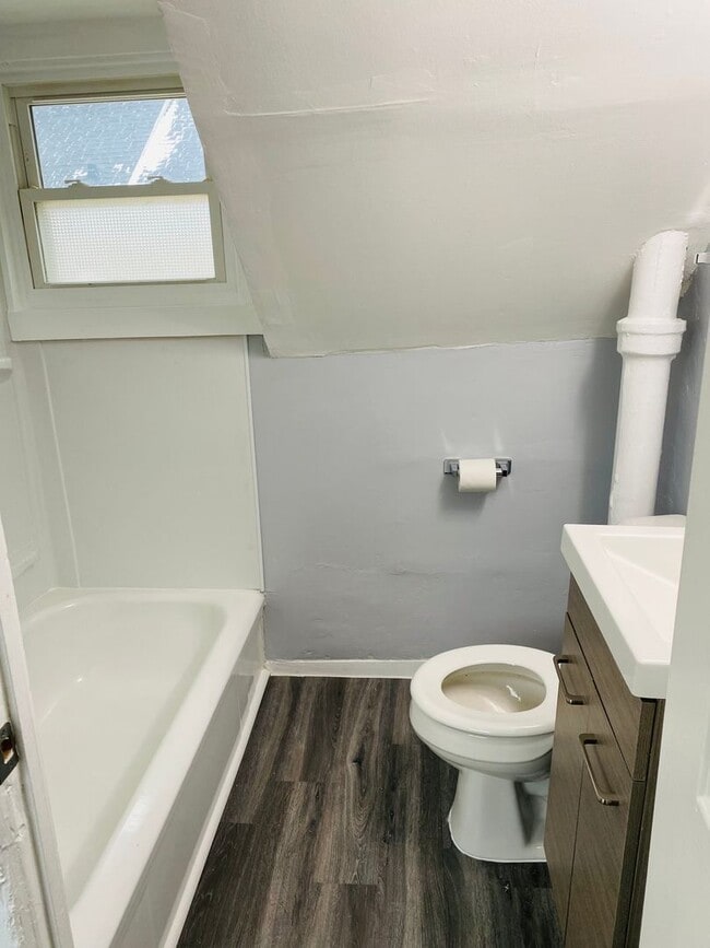 Building Photo - 728 Baxter St SE