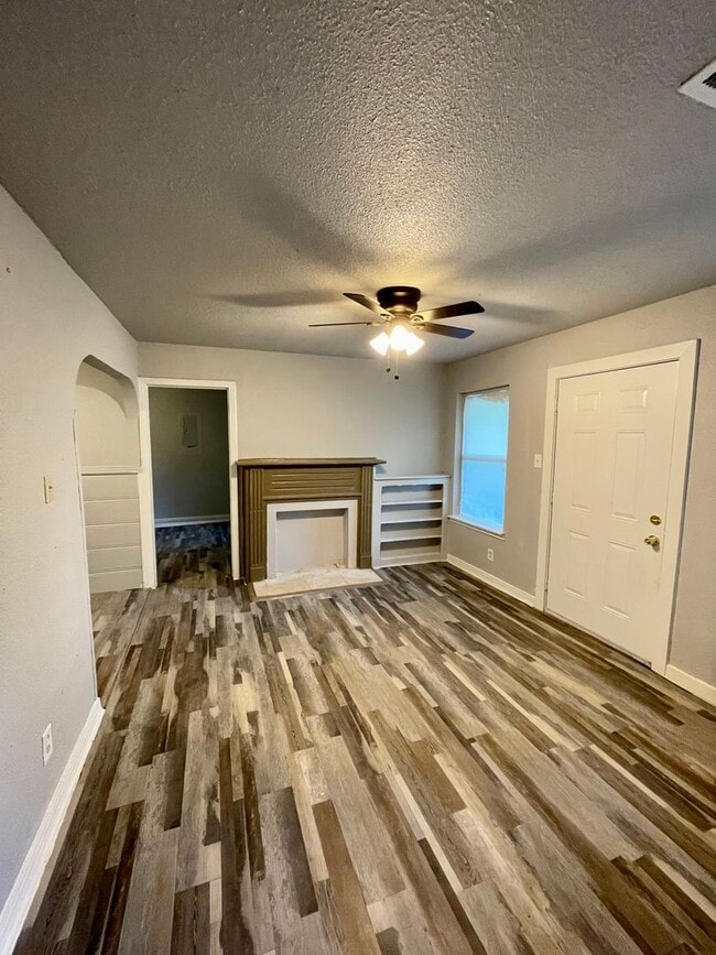 Building Photo - Single-Family Home Available!