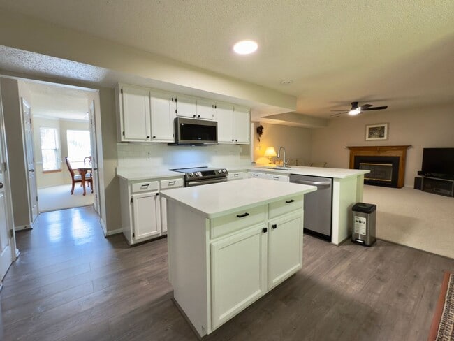 Building Photo - 4585 Village Park Dr E