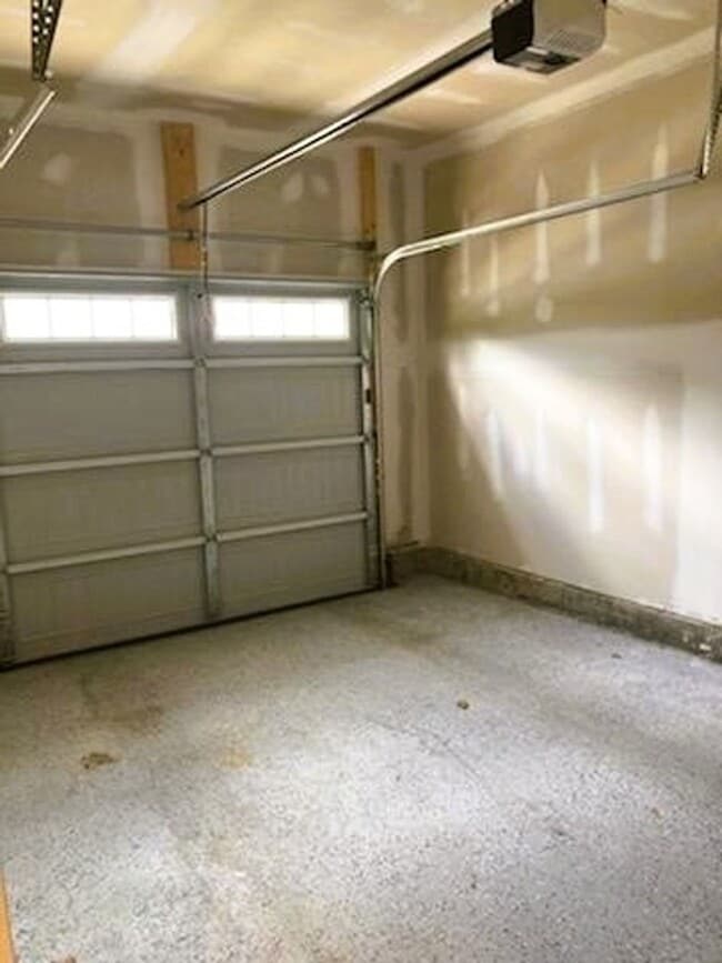 Building Photo - Immaculate 3 bedroom townhouse centrally located in Bon Air