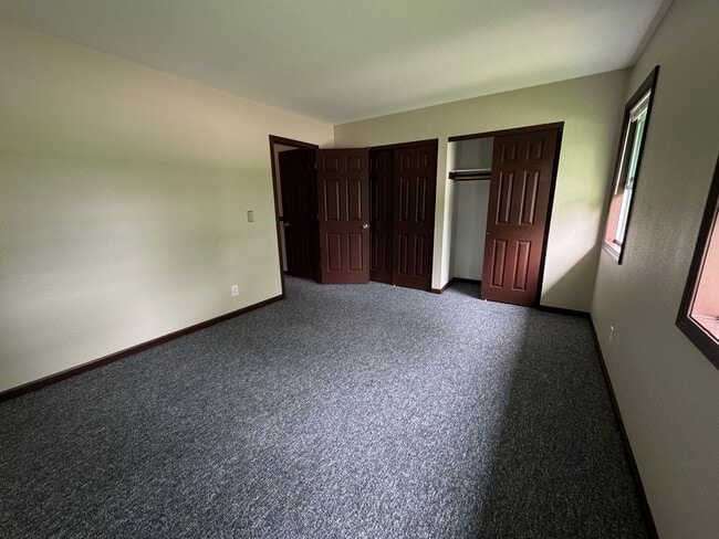 Building Photo - Your new Townhouse Awaits! 3 Bed / 1.5 Bat...