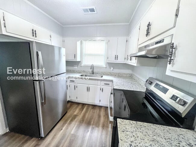 Building Photo - 3 Bed, 2 Bath Home with Carport / Pet-Friendly / Coming Soon!