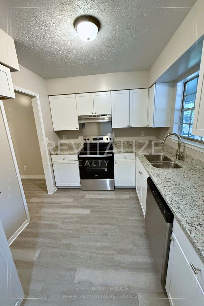 Building Photo - 1/2 Deposit! Renovated 2 Bedroom/1.5 Bathr...