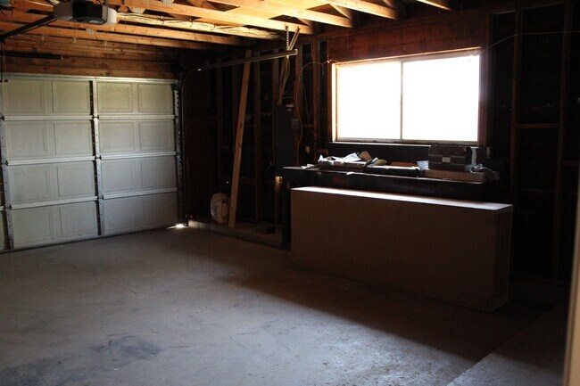 Building Photo - Northwest Home with Pool