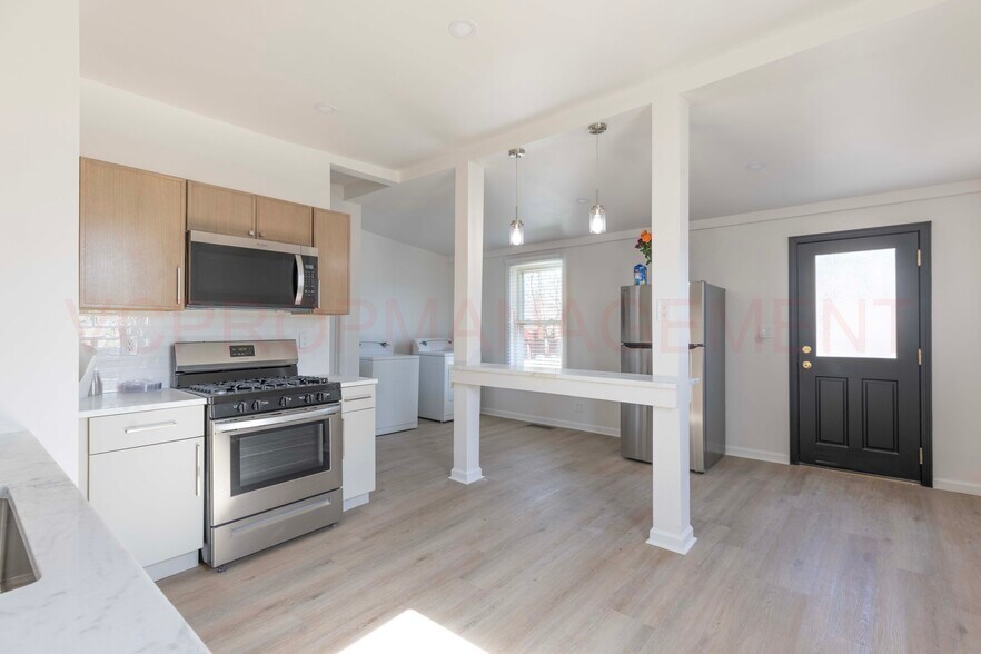 Building Photo - 230 Carre Ave