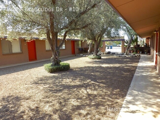 Building Photo - Lovely 2Bed/1Bath with a Community Pool in...