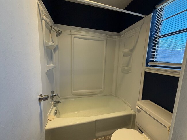 Building Photo - 3 BED/2 BATH/2 CAR GARAGE: AVAILABLE NOW!!