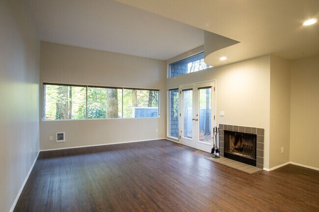 Building Photo - $500 OFF! Fantastic Lake Oswego 1Bdr w/Fireplace, Dishwasher, W/D & Patio!