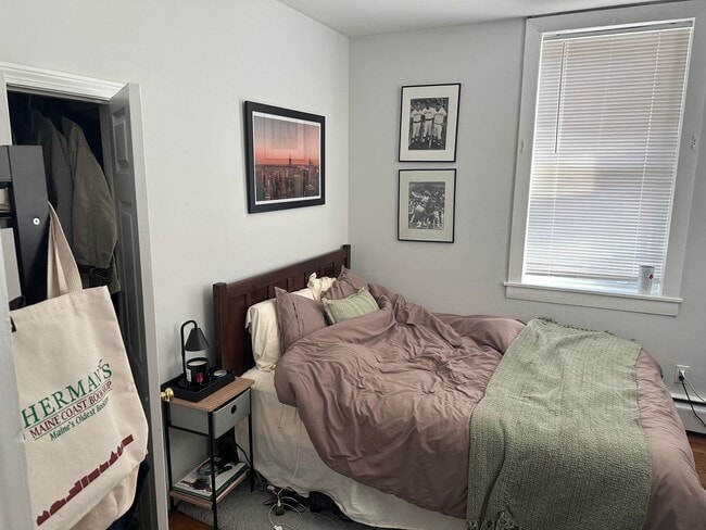 Building Photo - Nicely updated 2 bed in South Boston!  This is a STEAL at this price!