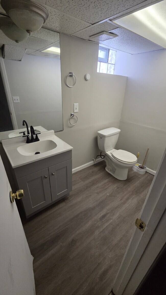 Building Photo - Coming Soon: 4 Bedroom 2 Bath - Split Level Single Family Home!