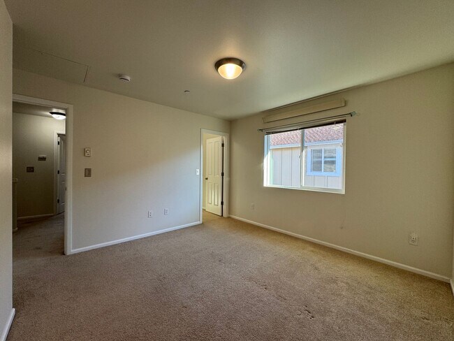 Building Photo - 2 Bed, 3 Bath in Cordata Neighborhood