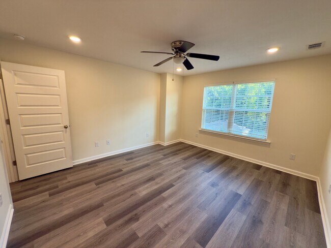 Building Photo - 613 Pershing Dr