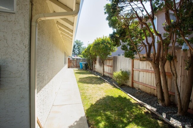 Building Photo - 767 Raven Dr