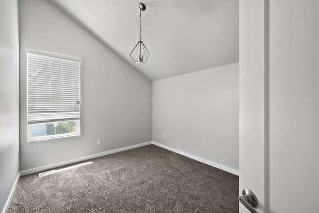Building Photo - 735 E Zekes Ct