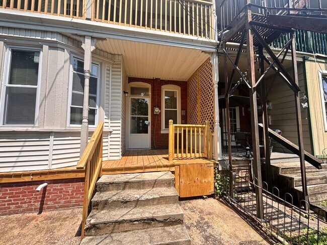 Building Photo - 4 Bedroom, 2 Full Baths Harrisburg House for Rent