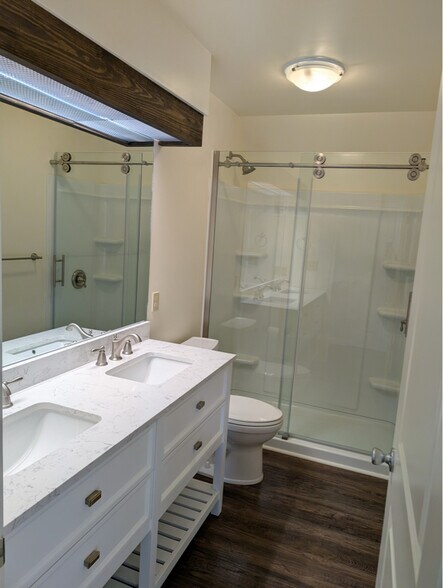 Building Photo - 515 Lakeview Dr