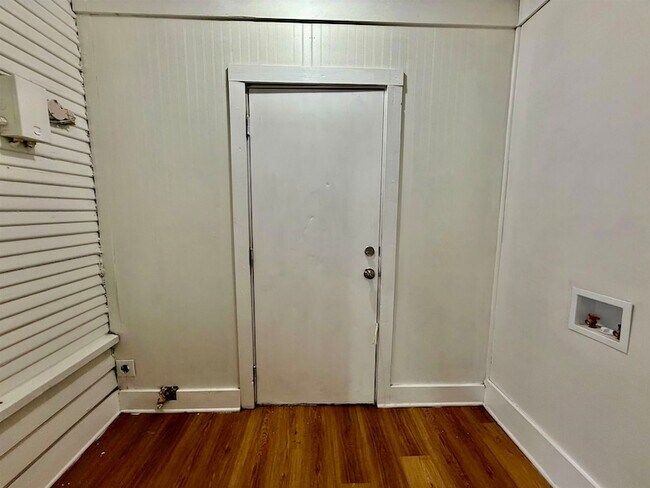 Building Photo - 1075 Kney St