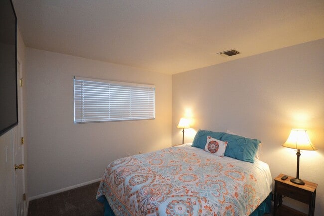 Building Photo - 3 bedroom, Fully Furnished Home