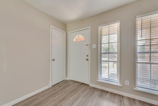 Building Photo - 917 Piedmont Dr