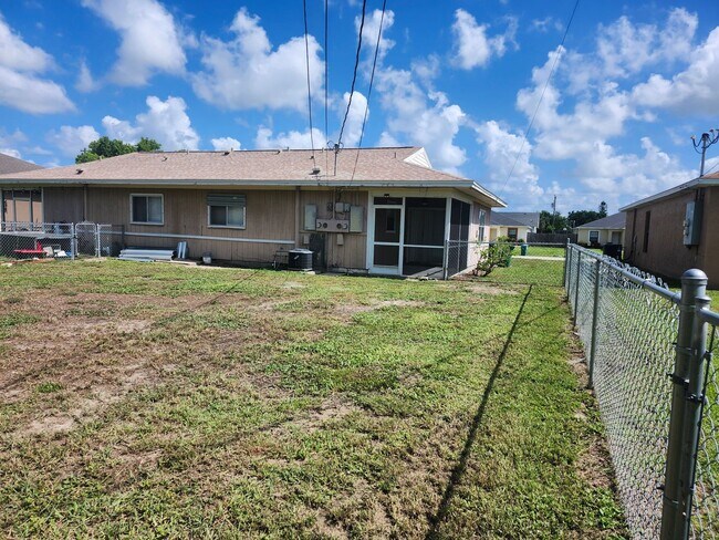 Building Photo - Cute 2/1 fenced duplex