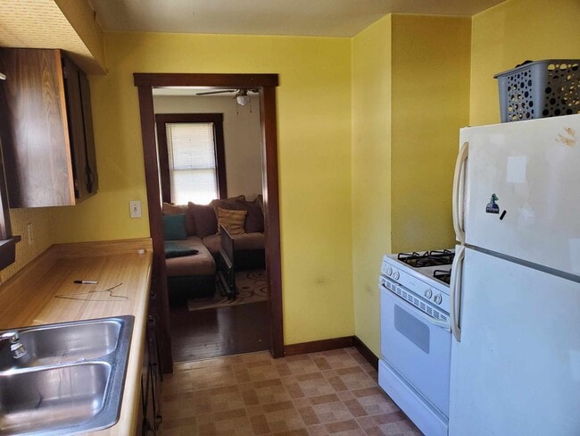 Building Photo - 1238 E Riverside Ave