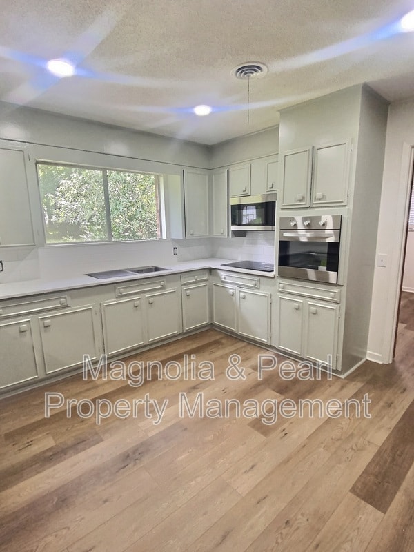 Building Photo - 1305 Robinwood Dr