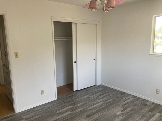 Building Photo - 1229 Eastridge Dr