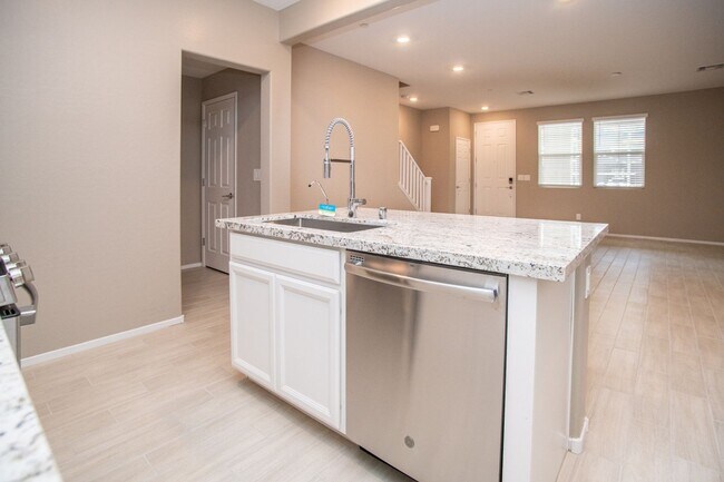 Building Photo - Gorgeous Townhome 3/2 in Santa Rosa Community in Summerlin!