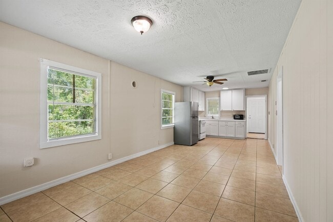 Building Photo - 347 Lena St