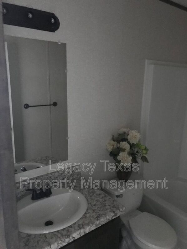 Building Photo - 800 N Old Betsy Rd