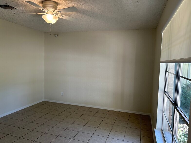 Building Photo - 309 Briarwood Dr