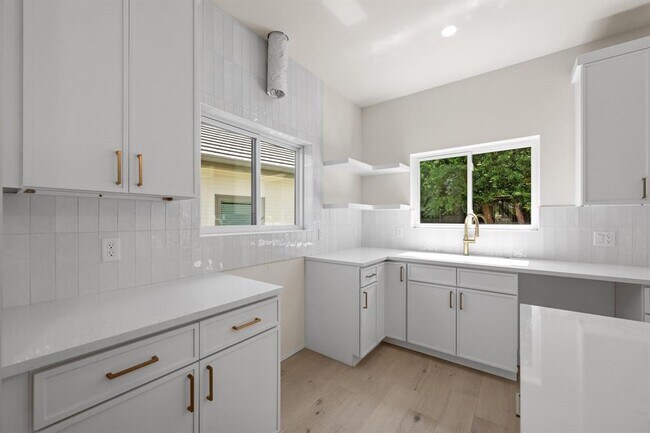 Building Photo - 13 Autumn Oaks Dr