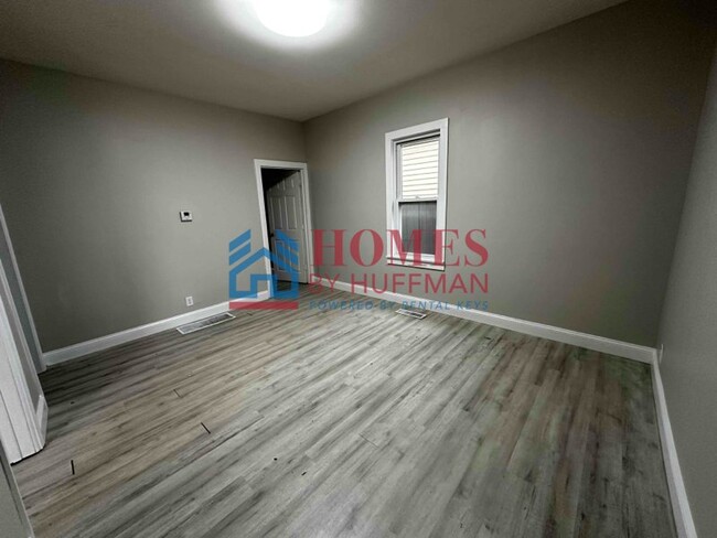 Building Photo - Two Bedroom House | One Bath