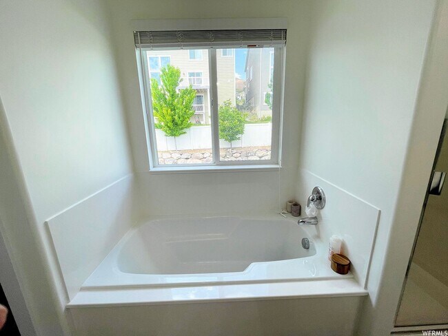 Building Photo - 616 W 4050 N