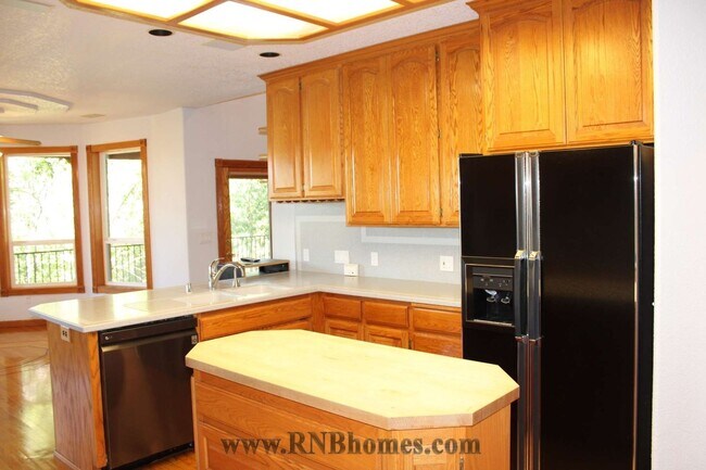 Building Photo - 677 Hoppe Ln