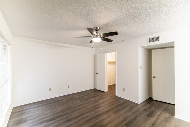 Building Photo - 1507 Wimbledon Dr