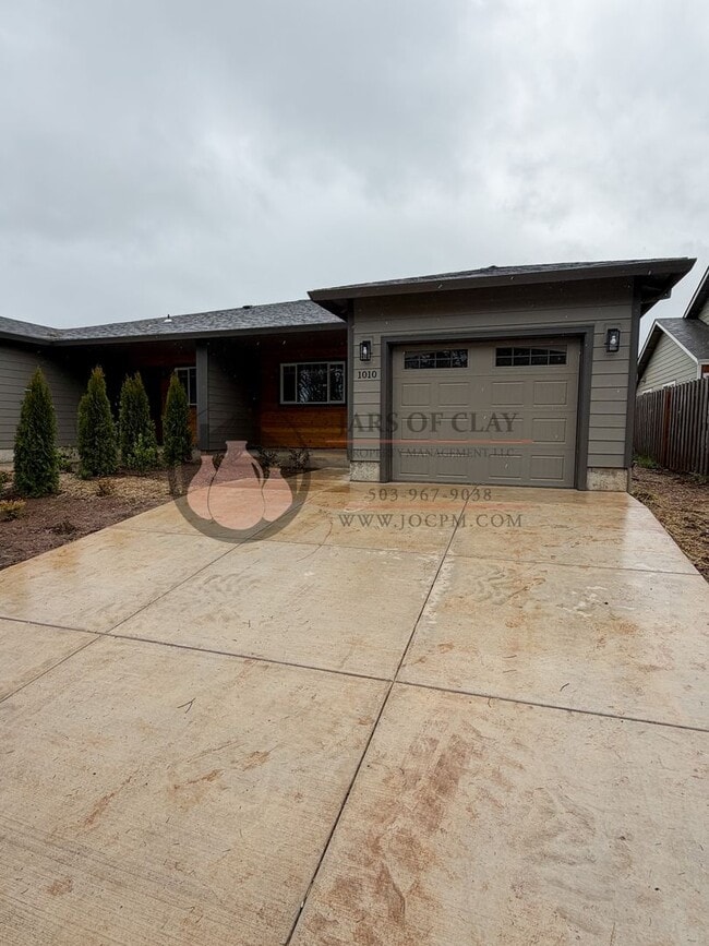 Building Photo - 1010/1012 NW Highlands Loop