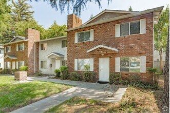 Building Photo - Spacious 4 Bedroom Townhomes in Chico – $1...