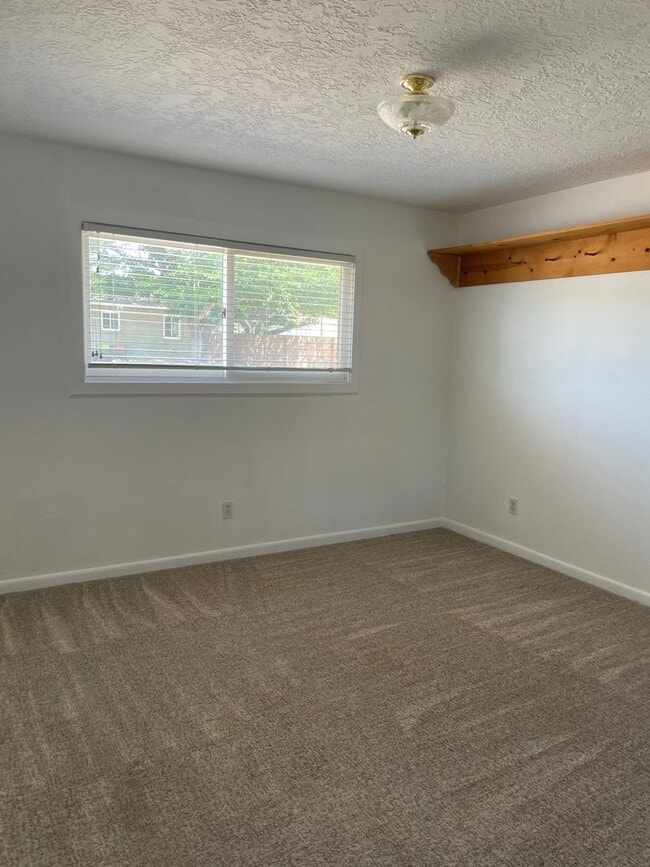 Building Photo - Open floorplan/Huge yard/Lots of Storage/Fireplace