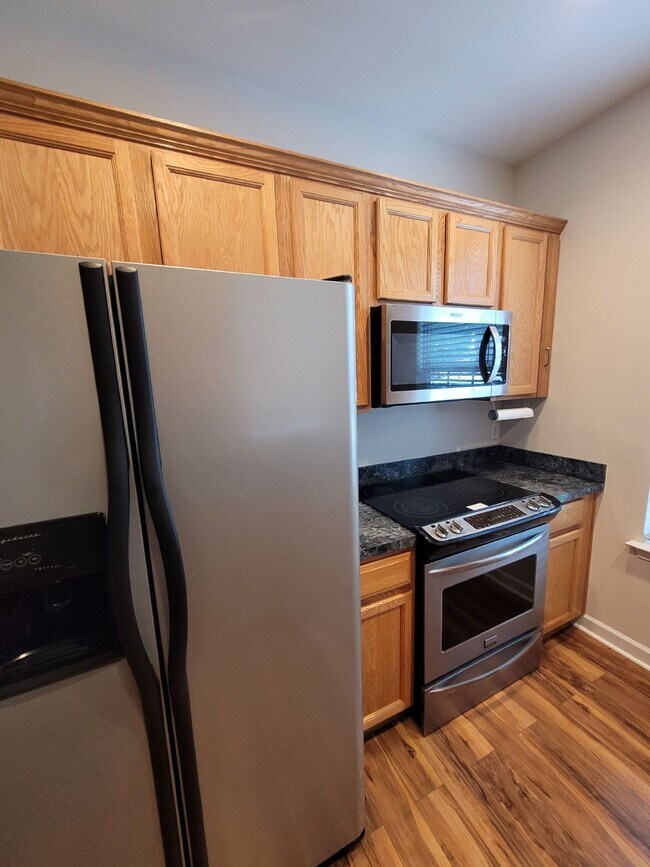 Building Photo - Spacious Three Bedroom Townhome in Wellstone!