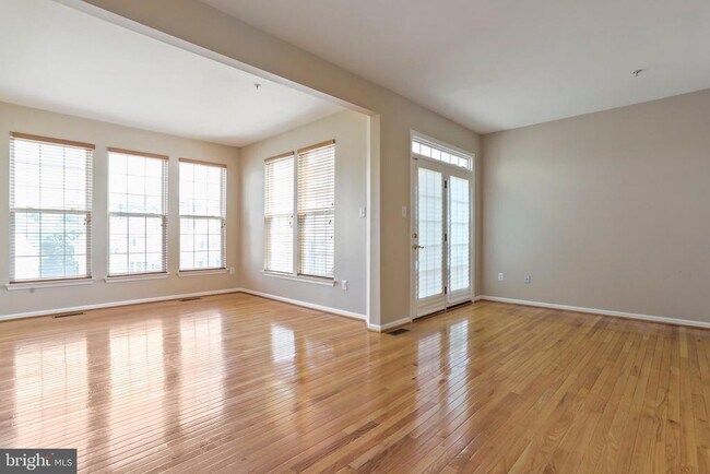 Building Photo - 8818 Papillon Dr