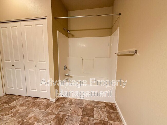 Building Photo - 519 Catron St N