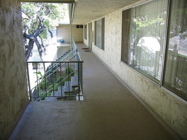 Building Photo - Spacious 1 Bedroom 1 Bath Upstairs Unit Apartment