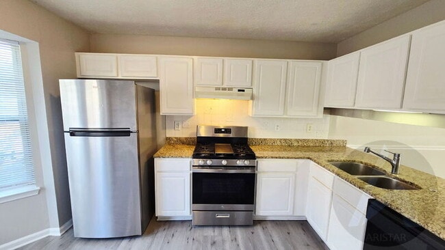 Building Photo - 1695 Barrington Overlook