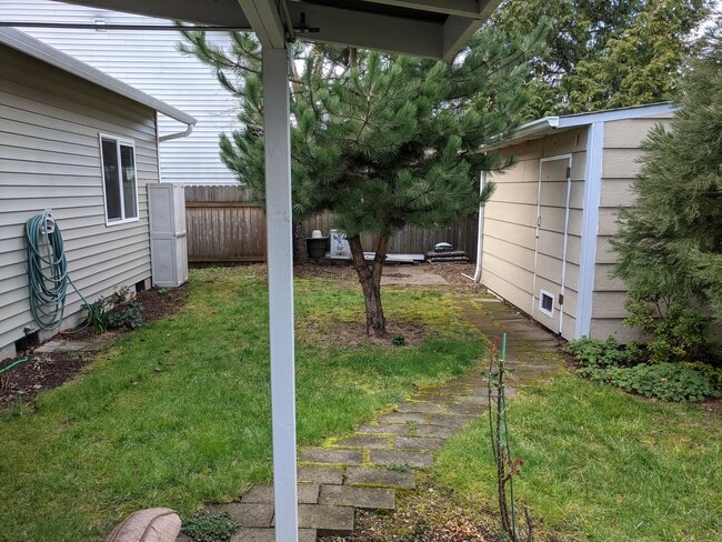 Building Photo - Conveniently located 3 bedroom Home