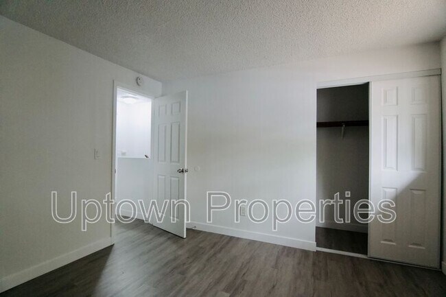 Building Photo - 5111 SW Beaverton Hillsdale Hwy