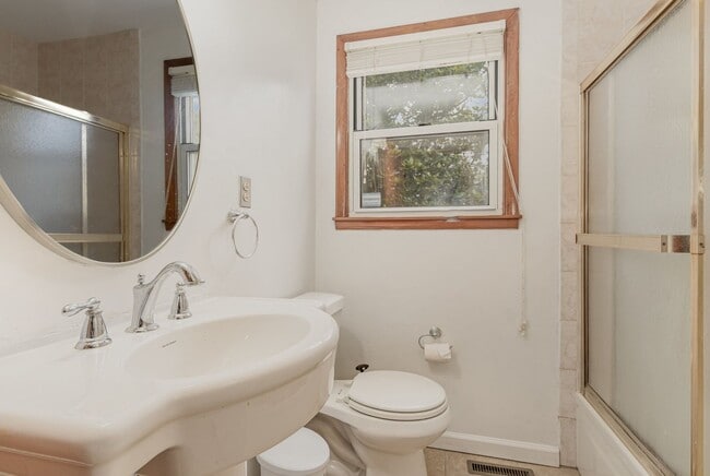 Building Photo - Charming 3 Bedroom 1 Bath Home in West Park!