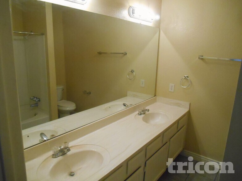 Building Photo - 1706 N Comanche Dr